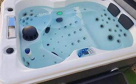 L Embrun Jacuzzi